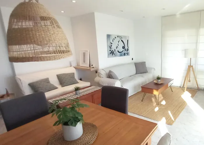 Bright Apartment Near The Beach And Barcelona By Train