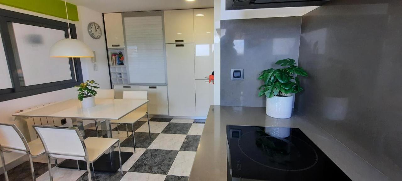 Bright Apartment Near The Beach And Barcelona By Train