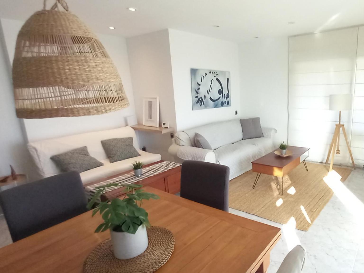 Bright Apartment Near The Beach And Barcelona By Train